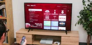 Zo zet u uw TCL Roku TV zonder afstandsbediening op 4 verschillende manieren aan